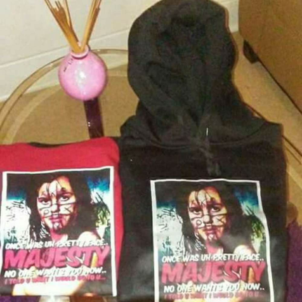 ᔕᗯEᗩTᔕᕼiᖇT & ᕼOOᗪiEᔕ